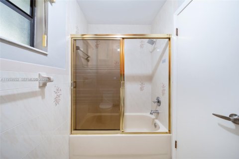 Villa ou maison à vendre à Hialeah, Floride: 3 chambres, 114.92 m2 № 2022100 - photo 14