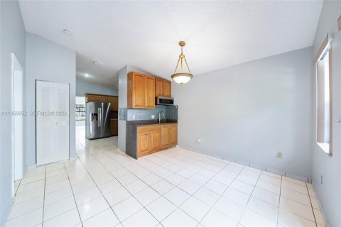Villa ou maison à vendre à Hialeah, Floride: 3 chambres, 114.92 m2 № 2022100 - photo 8