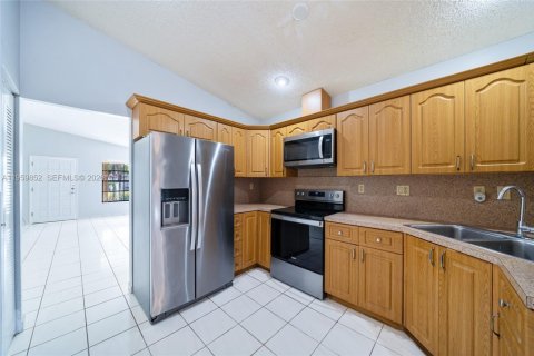 Villa ou maison à vendre à Hialeah, Floride: 3 chambres, 114.92 m2 № 2022100 - photo 4