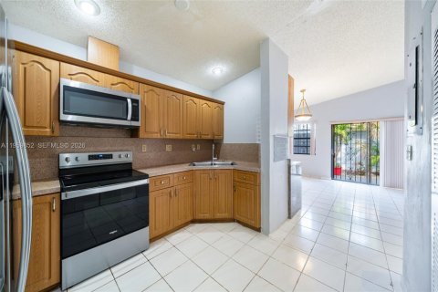Villa ou maison à vendre à Hialeah, Floride: 3 chambres, 114.92 m2 № 2022100 - photo 6