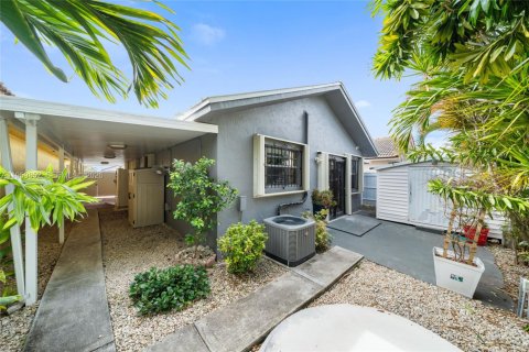 Villa ou maison à vendre à Hialeah, Floride: 3 chambres, 114.92 m2 № 2022100 - photo 17