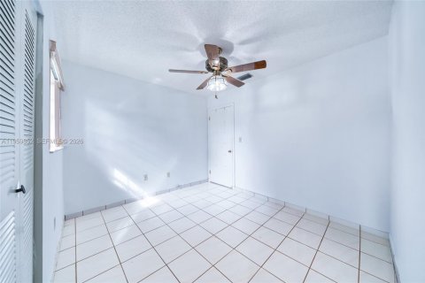 Villa ou maison à vendre à Hialeah, Floride: 3 chambres, 114.92 m2 № 2022100 - photo 22