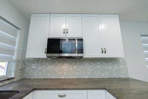 Adosado en alquiler en Miami, Florida, 2 dormitorios, 103.68 m2 № 2046709 - foto 17