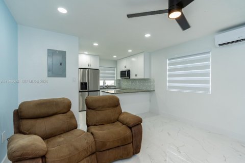 Adosado en alquiler en Miami, Florida, 2 dormitorios, 103.68 m2 № 2046709 - foto 14