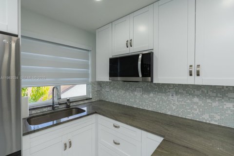 Adosado en alquiler en Miami, Florida, 2 dormitorios, 103.68 m2 № 2046709 - foto 16