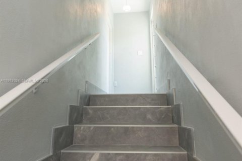 Adosado en alquiler en Miami, Florida, 2 dormitorios, 103.68 m2 № 2046709 - foto 11