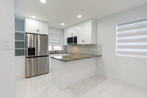 Adosado en alquiler en Miami, Florida, 2 dormitorios, 103.68 m2 № 2046709 - foto 13