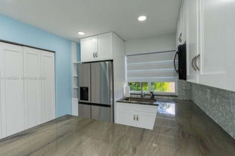 Adosado en alquiler en Miami, Florida, 2 dormitorios, 103.68 m2 № 2046709 - foto 18