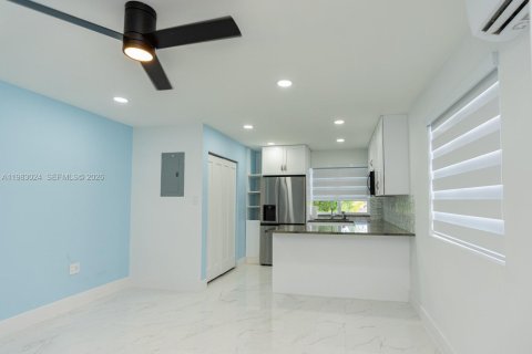Adosado en alquiler en Miami, Florida, 2 dormitorios, 103.68 m2 № 2046709 - foto 21