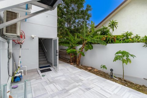 Adosado en alquiler en Miami, Florida, 2 dormitorios, 103.68 m2 № 2046709 - foto 4