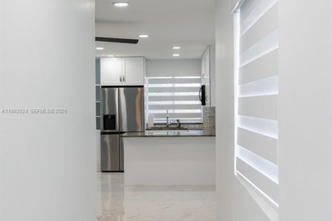 Adosado en alquiler en Miami, Florida, 2 dormitorios, 103.68 m2 № 2046709 - foto 22