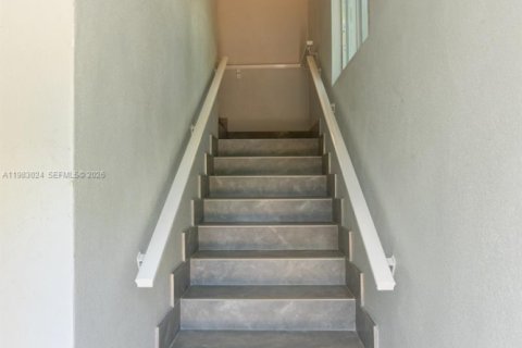 Adosado en alquiler en Miami, Florida, 2 dormitorios, 103.68 m2 № 2046709 - foto 9