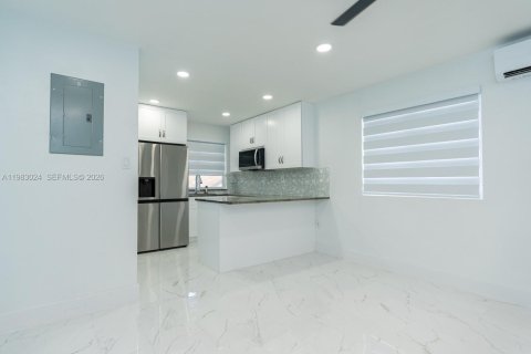 Adosado en Miami, Florida 2 dormitorios, 103.68 m2 № 2046709