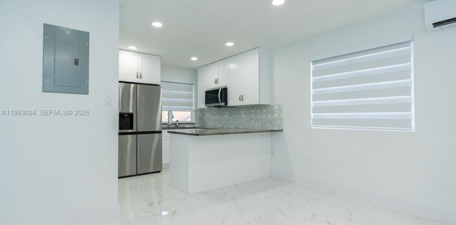 Adosado en Miami, Florida 2 dormitorios, 103.68 m2 № 2046709