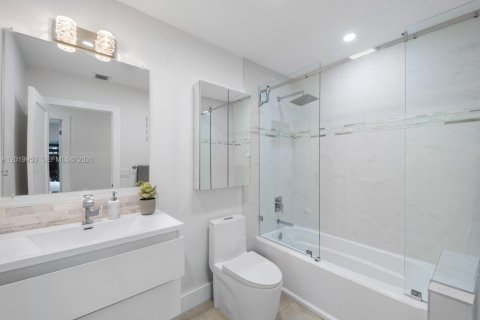 Villa ou maison à vendre à Pompano Beach, Floride: 5 chambres, 317.54 m2 № 2085819 - photo 27