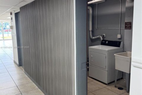 Condominio en venta en Hallandale Beach, Florida, 2 dormitorios, 85.84 m2 № 2046911 - foto 9