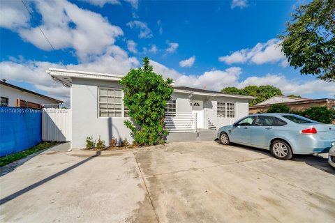 House in Hialeah, Florida 3 bedrooms, 188.78 sq.m. № 1859752 - photo 4