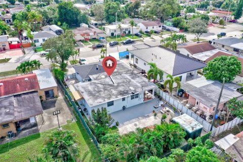 House in Hialeah, Florida 3 bedrooms, 188.78 sq.m. № 1859752 - photo 6