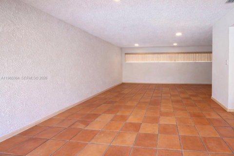 Casa en venta en Miami Lakes, Florida, 5 dormitorios, 205.22 m2 № 2030836 - foto 6