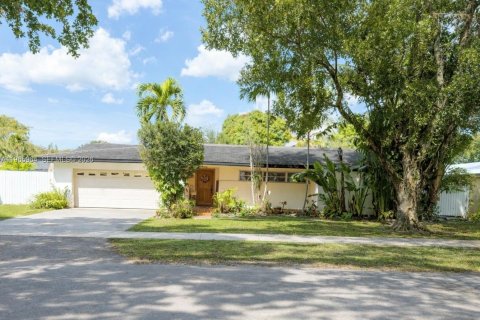 Casa en venta en Miami Lakes, Florida, 5 dormitorios, 205.22 m2 № 2030836 - foto 2