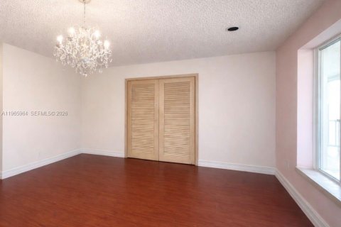 Casa en venta en Miami Lakes, Florida, 5 dormitorios, 205.22 m2 № 2030836 - foto 10