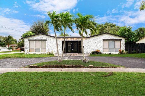 Casa en Hollywood, Florida 5 dormitorios, 272.39 m2 № 2054849