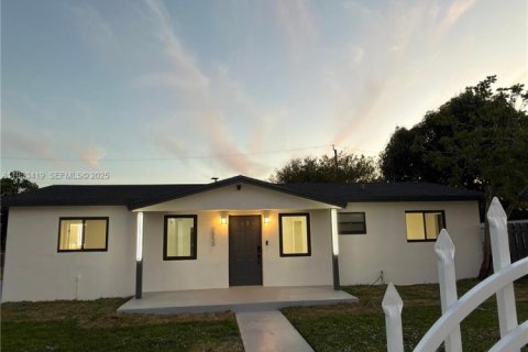 House in Miami Gardens, Florida 3 bedrooms, 114.27 sq.m. № 1992365 - photo 12