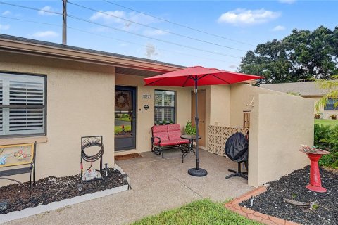 House in Zephyrhills, Florida 2 bedrooms, 101.64 sq.m. № 2310709