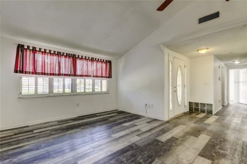 House in Tarpon Springs, Florida 3 bedrooms, 97.92 sq.m. № 1898945 - photo 12