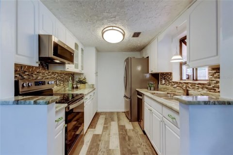 House in Tarpon Springs, Florida 3 bedrooms, 97.92 sq.m. № 1898945 - photo 26