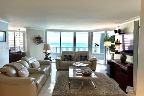 Condominio en venta en Riviera Beach, Florida, 3 dormitorios, 261.98 m2 № 2169334 - foto 3