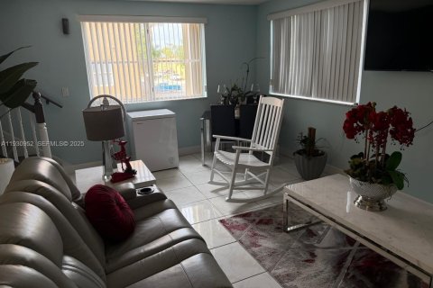 Снять в аренду кондоминиум в Хайалиа, Флорида 2 спальни, 88.72м2, № 1989729 - фото 1