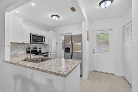 Condo in Lauderdale Lakes, Florida, 2 bedrooms  № 2060203 - photo 13