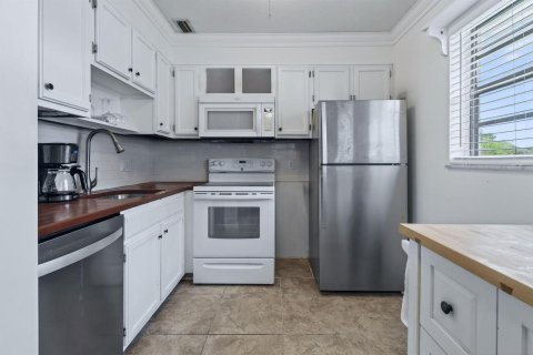 Condo in Stuart, Florida, 2 bedrooms № 2083512 - photo 11