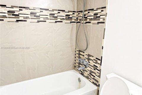 Condominio en venta en Miami, Florida, 1 dormitorio, 74.41 m2 № 1944622 - foto 11