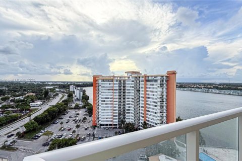 Condominio en Miami, Florida, 1 dormitorio № 1944622