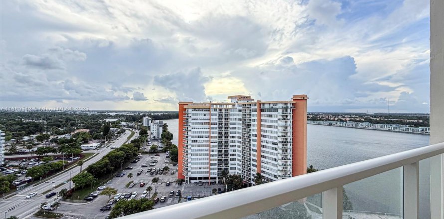 Condominio en Miami, Florida, 1 dormitorio  № 1944622