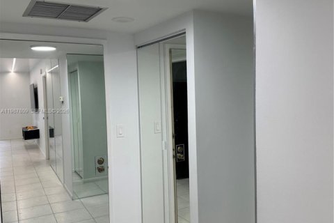 Condominio en venta en Hallandale Beach, Florida, 1 dormitorio, 92.9 m2 № 2048789 - foto 6