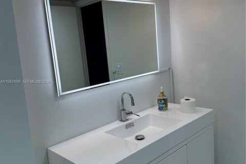 Condominio en venta en Hallandale Beach, Florida, 1 dormitorio, 92.9 m2 № 2048789 - foto 12
