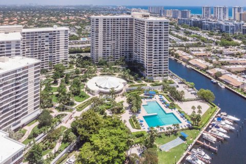 Condominio en venta en Hallandale Beach, Florida, 1 dormitorio, 92.9 m2 № 2048789 - foto 3