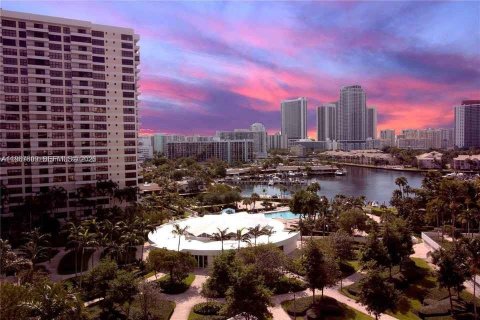 Condominio en venta en Hallandale Beach, Florida, 1 dormitorio, 92.9 m2 № 2048789 - foto 4