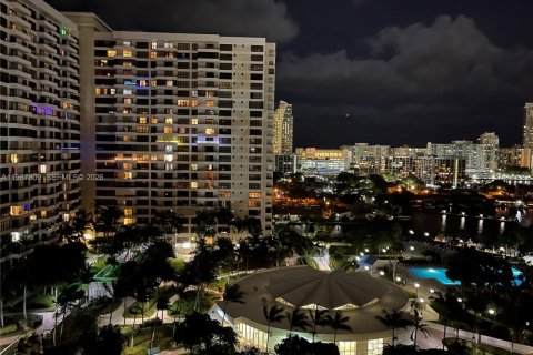 Condominio en venta en Hallandale Beach, Florida, 1 dormitorio, 92.9 m2 № 2048789 - foto 2