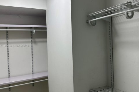 Condominio en venta en Hallandale Beach, Florida, 1 dormitorio, 92.9 m2 № 2048789 - foto 18