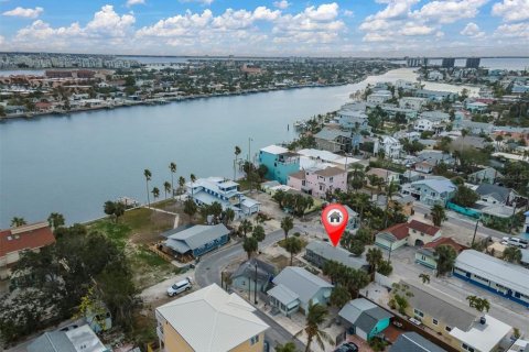 Villa ou maison à vendre à Treasure Island, Floride: 2 chambres, 75.07 m2 № 1533971 - photo 1
