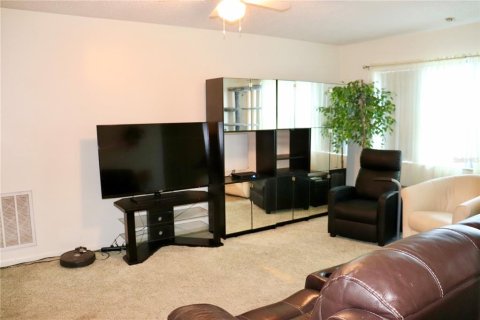 Condo in Pinellas Park, Florida, 1 bedroom  № 2239937 - photo 9
