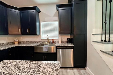 Townhouse in Port Richey, Florida 4 bedrooms, 288.37 sq.m. № 1894444 - photo 13