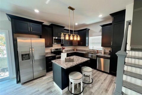 Townhouse in Port Richey, Florida 4 bedrooms, 288.37 sq.m. № 1894444 - photo 3