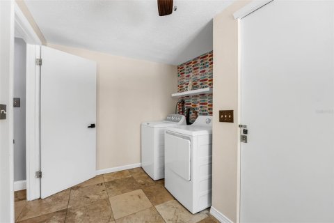 House in Englewood, Florida 3 bedrooms, 167.5 sq.m. № 2133615 - photo 24