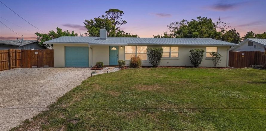 House in Englewood, Florida 3 bedrooms, 167.5 sq.m. № 2133615
