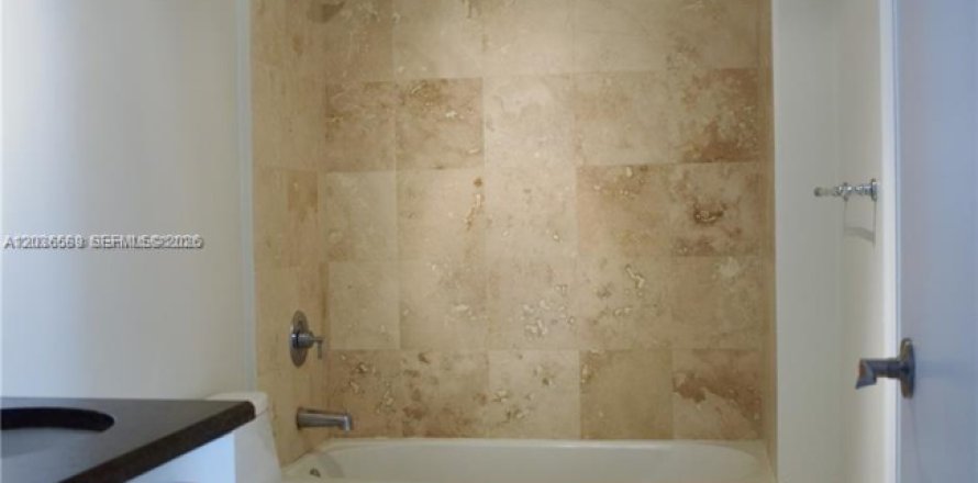 Condominio en Miami, Florida, 1 dormitorio  № 2084768